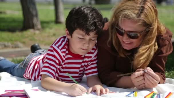 Madre e hijo pintando en el parque 3 — Vídeos de Stock