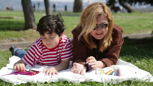Matka i syn, malarstwo w parku — Wideo stockowe