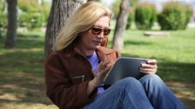 Tablet açık kullanan kadın