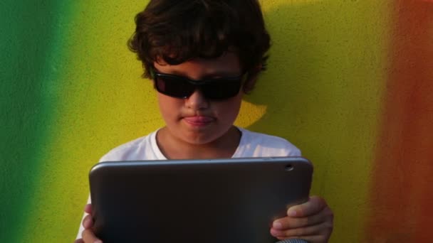 Fiú használ digitális tábla 4 — Stock videók