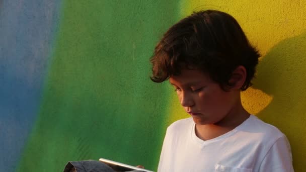 Boy using digital tablet 5 — Stock Video