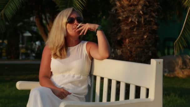 Triest vrouw roken — Stockvideo