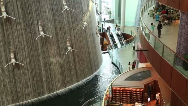 Большой знаменитый водопад в торговом центре Дубая — стоковое видео