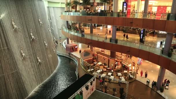 Großer berühmter wasserfall in dubai mall — Stockvideo