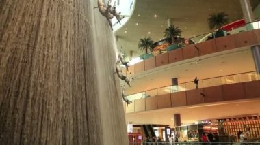 Büyük ünlü şelale içinde Dubai Alışveriş Merkezi