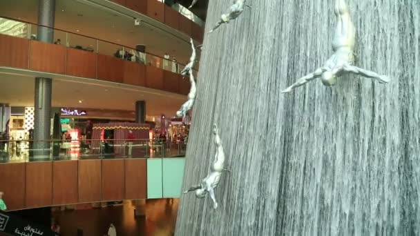 Gran cascada famosa en el centro comercial Dubai — Vídeos de Stock