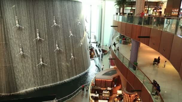 Großer berühmter wasserfall in dubai mall — Stockvideo