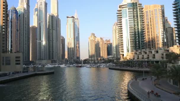 Yate de lujo Dubai marina — Vídeos de Stock