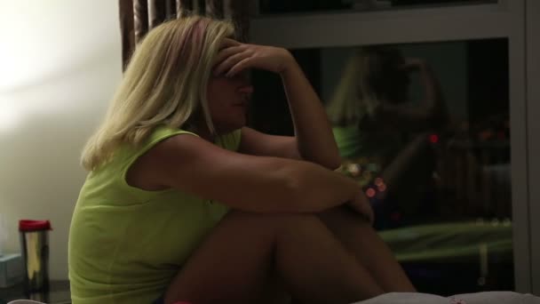Solitaria mujer trastornada en un cuarto oscuro — Vídeo de stock ... Solitaria mujer trastornada en un cuarto oscuro — Vídeo de stock ...