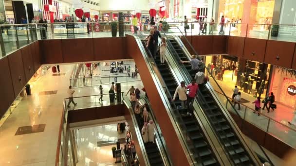 Des gens sur un escalier roulant dans un centre commercial — Video