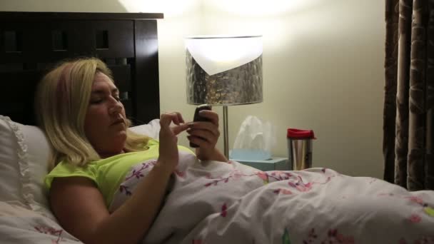 Mujer usando teléfono inteligente — Vídeos de Stock
