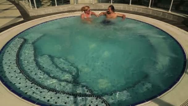 Pareja en spa — Vídeo de stock