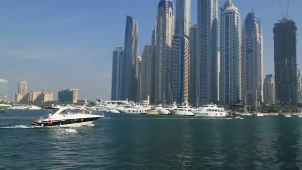 Dubai marina a věže — Stock video