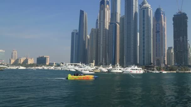 Dubai Yachthafen und Türme — Stockvideo