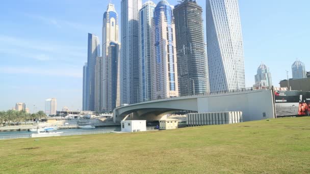 Dubai puerto deportivo y torres — Vídeo de stock