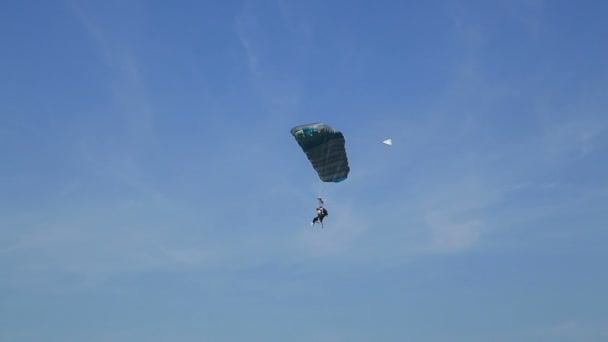降落伞降落阿拉伯联合酋长国 — 图库视频影像