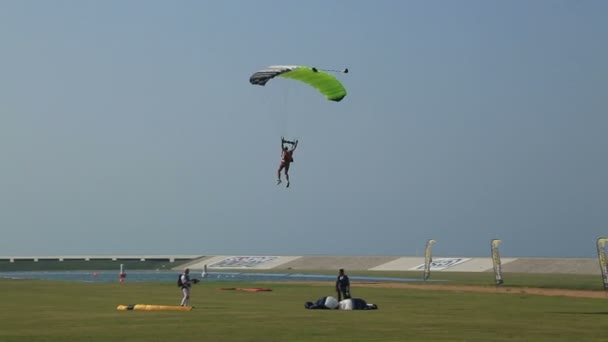 Fallschirm landete in arabischen Emiraten — Stockvideo