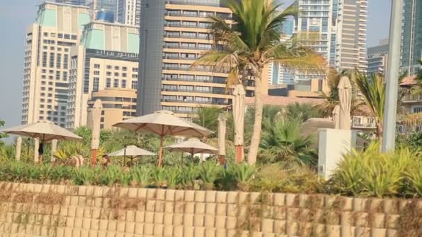 Wolkenkrabbers in de Dubai Marina — Stockvideo