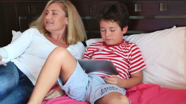 Mutter und Sohn mit digitalem Tablet — Stockvideo