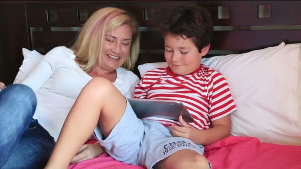 Madre e hijo con una tablet digital — Vídeo de stock