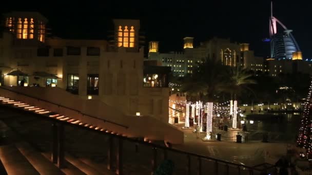 Souk Madinat Jumeirah y Burj Al Arab — Vídeo de stock