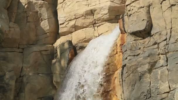 Wodospad wyłania się z ogromne skały — Wideo stockowe