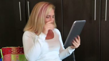 gülümseyen kadın Tablet PC'yi kullanma