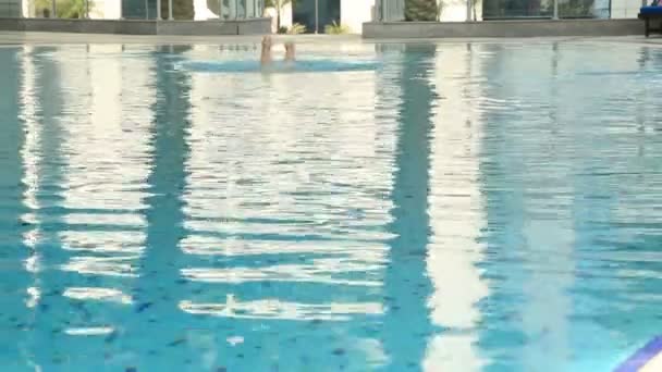 Femme nageant dans une piscine — Video
