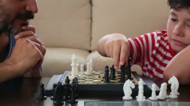 Baba ve oğul yalnız satranç 3