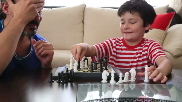 Pai e filho jogando xadrez 2 — Vídeo de Stock