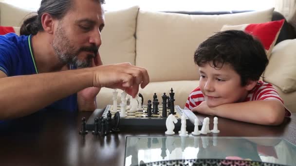 Pai e filho jogando xadrez — Vídeo de Stock