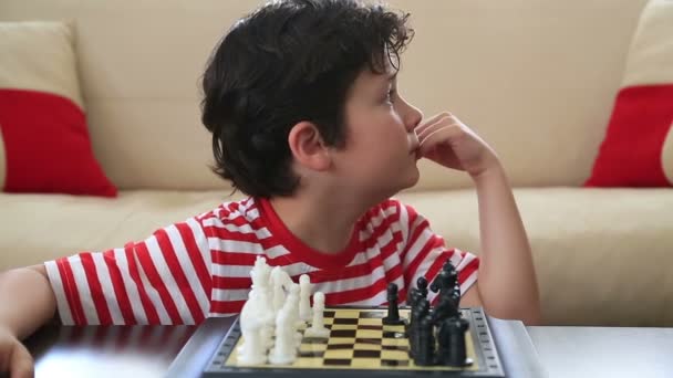 Kleiner Junge lernt Schach 2 — Stockvideo