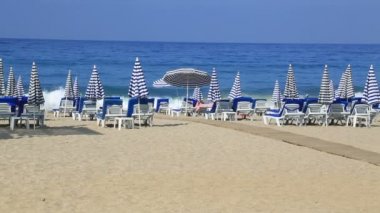 Bir tatil plajda şezlonglar