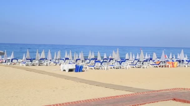 Cadeiras de convés em uma praia de férias — Vídeo de Stock