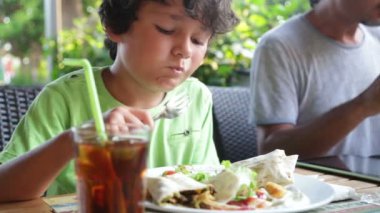 kafede 2 yemek çocuk