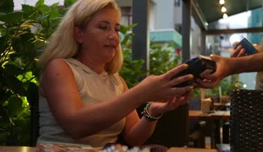 Kafe, kafeterya masada oturan kadın kredi sepeti ile ödeme