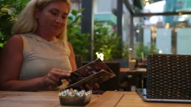 Kredi kartıyla ödeme Cafe, kahve masada oturan kadın