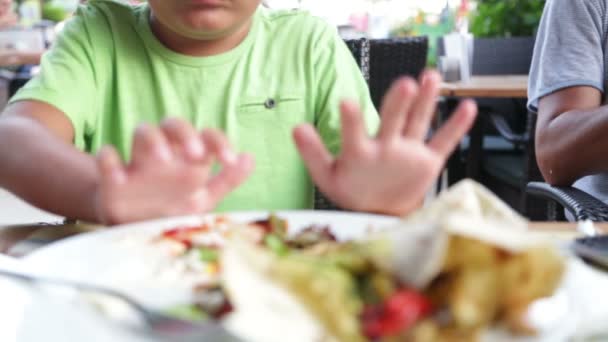 Un niño lleno no puede comer. — Vídeos de Stock