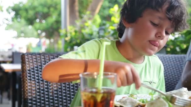 Child eating at the cafe 3 — Stock Video