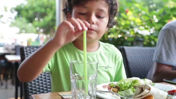 Niño comiendo en la cafetería 4 — Vídeos de Stock