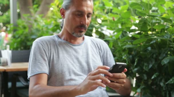 Человек с помощью смартфона — стоковое видео