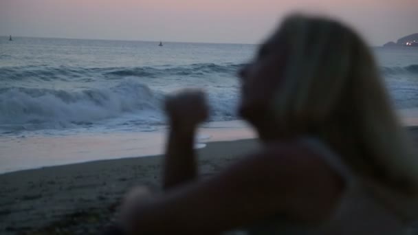 Triest vrouw op het strand 2 — Stockvideo