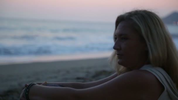 Сумна жінка на пляжі — стокове відео