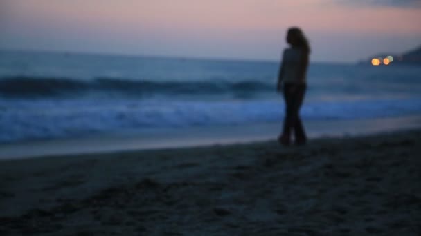 Mujer caminando en la playa — Vídeos de Stock