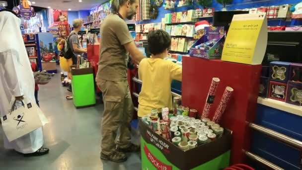 Vader en zoon winkelen — Stockvideo