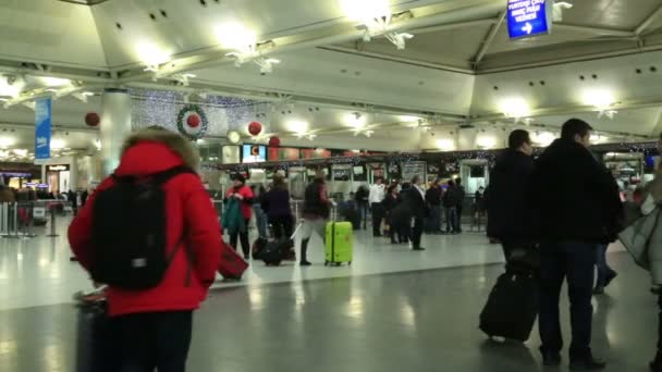 Pasażerowie na lotnisku 3 — Wideo stockowe