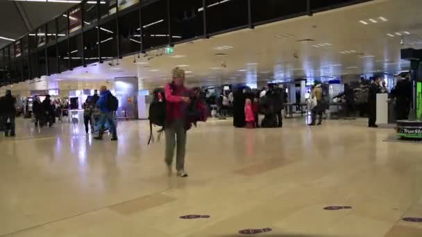Flygplatsen passagerarterminalen — Stockvideo