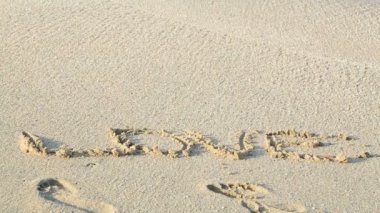 kum üzerine yazılmış aşk