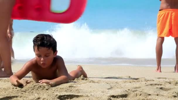 Χαριτωμένο αγόρι στην παραλία — Αρχείο Βίντεο