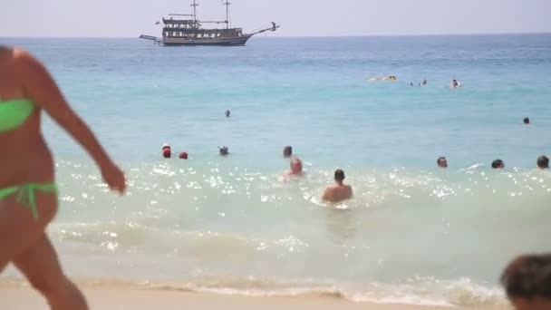 Escenas de vacaciones de verano en la playa — Vídeo de stock